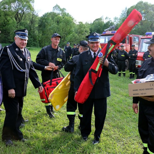 Przekazanie sprzętu dla Ochotniczych Straży Pożarnych